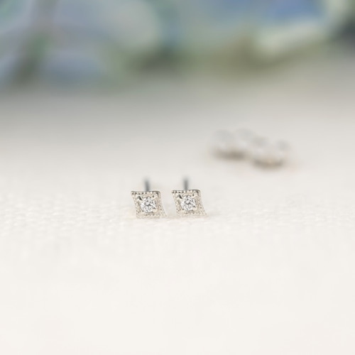 k18 ダイヤモンドピアス　ヴィンテージ風 4月誕生石ダイヤモンドピアス✴︎ヴィンテージ風華奢な星形