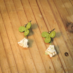 【シロツメクサ⁂春の耳飾り③】革で作った三つ葉のクローバー1枚とレースのシロツメクサ　ピアス/イヤリング 6枚目の画像