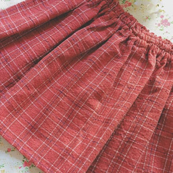 赤いチェックのギャザースカート 1枚目の画像