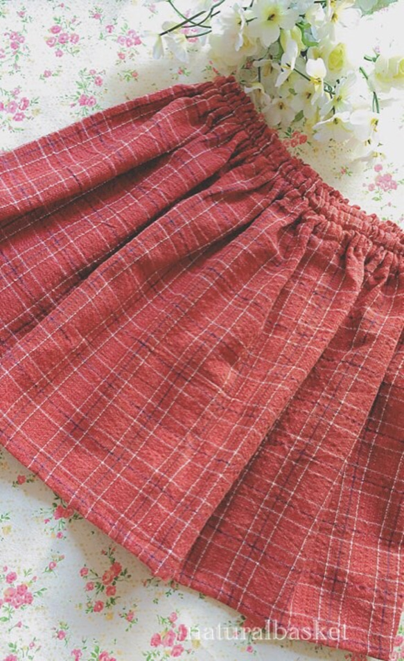赤いチェックのギャザースカート 1枚目の画像