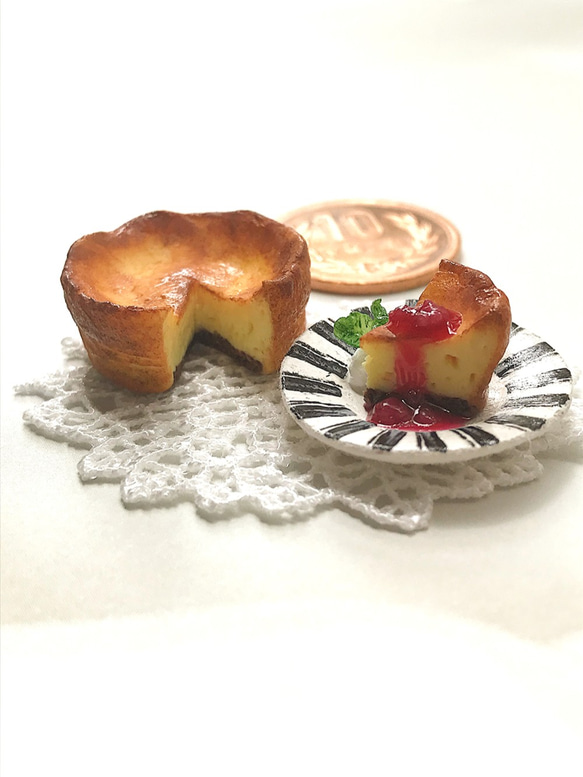 いちごソースのベイクドチーズケーキ【ミニチュアスイーツ】 4枚目の画像