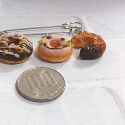 【フェイクスイーツ】食べかけミニチュアドーナツの３連ブローチ 3枚目の画像
