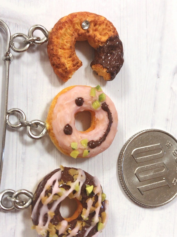 【フェイクスイーツ】食べかけミニチュアドーナツの３連ブローチ 4枚目の画像