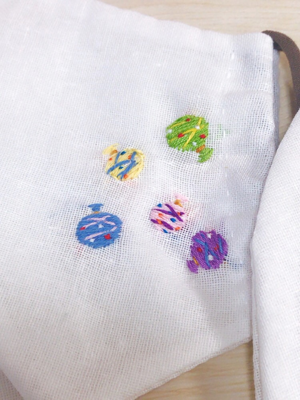 【薄くて快適な夏用ガーゼを使用♪】選べる立体刺繍マスク3種(金魚・水風船・おじさんメガネ) 2枚目の画像