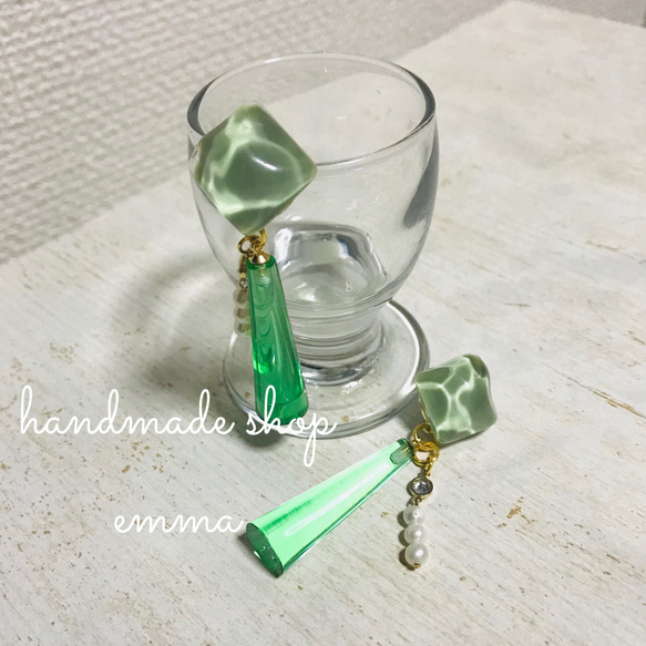 【どれでも2点で3000円】 emma/green×gold 水面ピアス 2枚目の画像