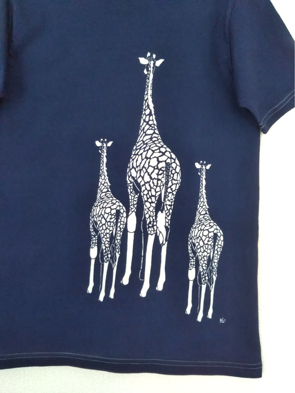 型染めLサイズ動物Tシャツ(男女兼用)  ～きりん～ 紺色 1枚目の画像