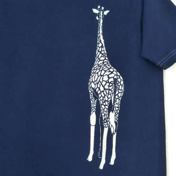 型染めLサイズ動物Tシャツ(男女兼用)  ～きりん～ 紺色 2枚目の画像