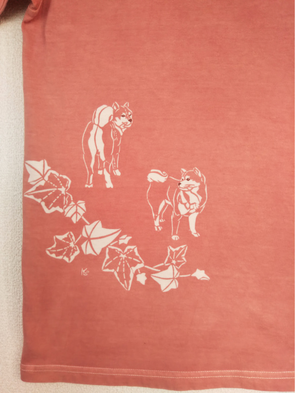 型染めSサイズ動物Tシャツ (男女兼用) ～柴犬&アイビー～ サーモンピンク色 1枚目の画像