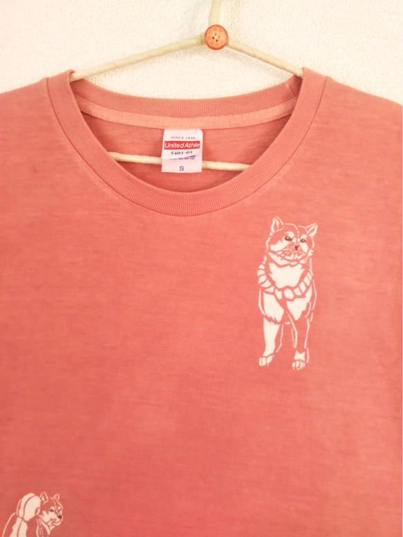 型染めSサイズ動物Tシャツ (男女兼用) ～柴犬&アイビー～ サーモンピンク色 3枚目の画像