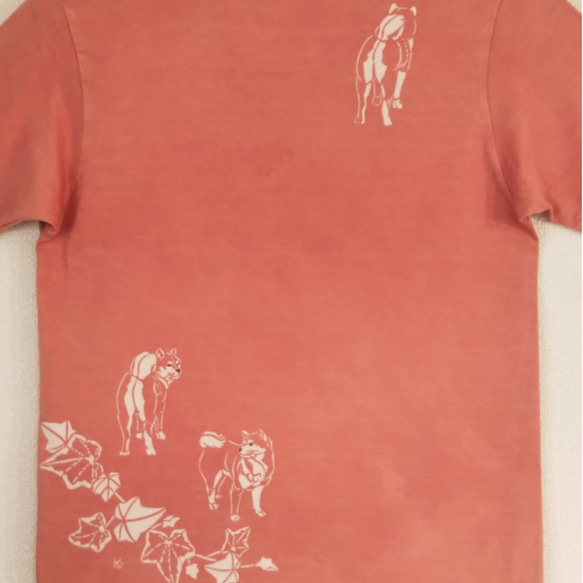 型染めSサイズ動物Tシャツ (男女兼用) ～柴犬&アイビー～ サーモンピンク色 2枚目の画像