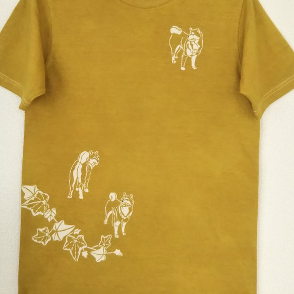 型染めMサイズ動物Tシャツ(男女兼用) ～柴犬&アイビー～ 黄土色 3枚目の画像