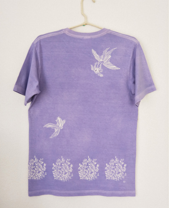 型染めMサイズ水槽Tシャツ(男女兼用)～金魚～ うす紫色 4枚目の画像