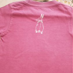 型染め100㎝動物子供Tシャツ  ～うさぎ&クローバー～  ピンク色 2枚目の画像