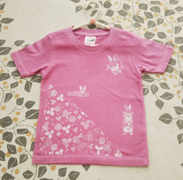 型染め100㎝動物子供Tシャツ  ～うさぎ&クローバー～  ピンク色 3枚目の画像