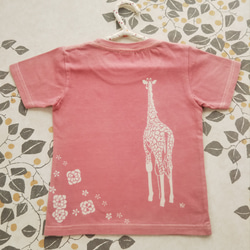 型染め100㎝動物子供Tシャツ  ～きりん&お花～ サーモンピンク色 3枚目の画像