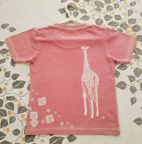 型染め100㎝動物子供Tシャツ  ～きりん&お花～ サーモンピンク色 3枚目の画像