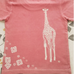 型染め100㎝動物子供Tシャツ  ～きりん&お花～ サーモンピンク色 4枚目の画像