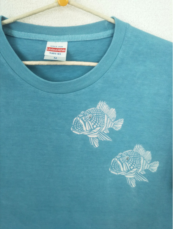 型染めMサイズお魚Tシャツ(男女兼用) ～マグロ&カサゴ～ 薄あおみどり色～ 1枚目の画像