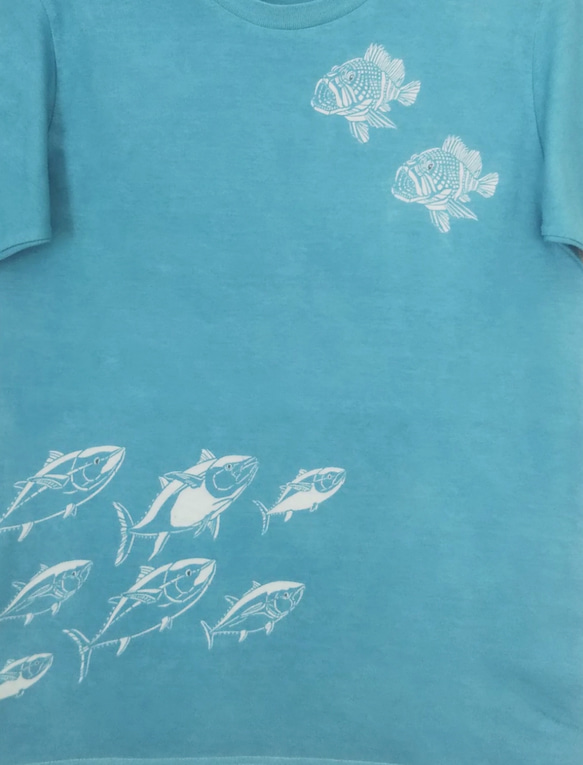 型染めMサイズお魚Tシャツ(男女兼用) ～マグロ&カサゴ～ 薄あおみどり色～ 2枚目の画像