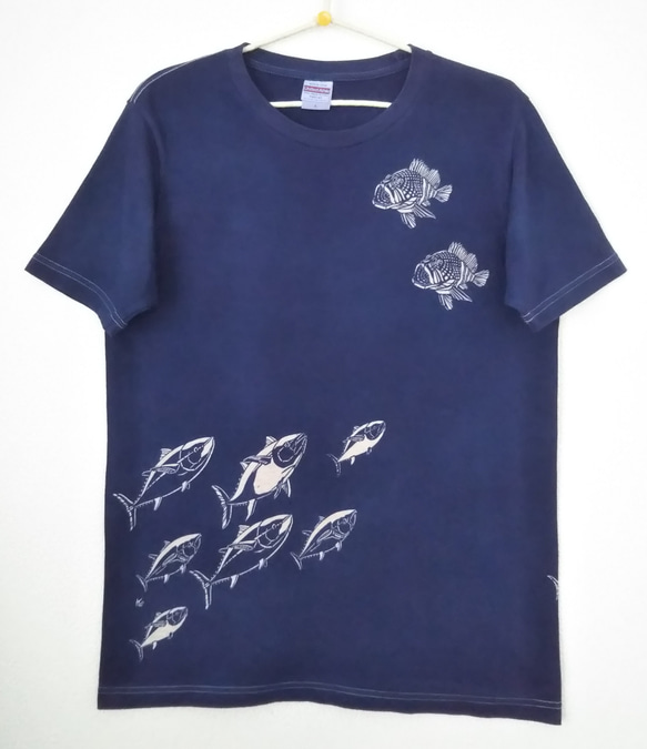 型染めLサイズお魚Tシャツ (男女兼用) ～マグロ&カサゴ～ 紺色 2枚目の画像