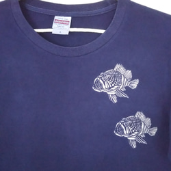 型染めLサイズお魚Tシャツ (男女兼用) ～マグロ&カサゴ～ 紺色 3枚目の画像