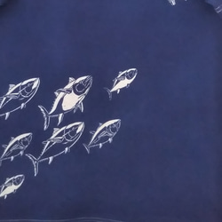 型染めLサイズお魚Tシャツ (男女兼用) ～マグロ&カサゴ～ 紺色 4枚目の画像