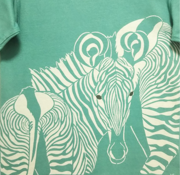 型染めSサイズ動物Tシャツ(男女兼用) ～シマウマ親子～ エメラルドグリーン色 2枚目の画像