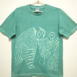 型染めSサイズ動物Tシャツ(男女兼用) ～シマウマ親子～ エメラルドグリーン色 3枚目の画像