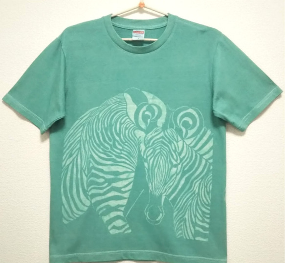 型染めSサイズ動物Tシャツ(男女兼用) ～シマウマ親子～ エメラルドグリーン色 3枚目の画像