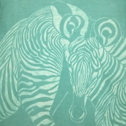 型染めSサイズ動物Tシャツ(男女兼用) ～シマウマ親子～ エメラルドグリーン色 4枚目の画像