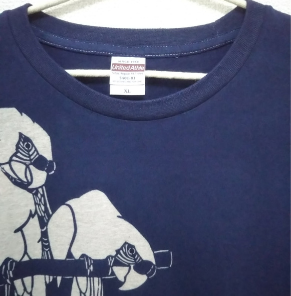 型染めMサイズ動物Tシャツ(男女兼用) ～インコ～ 紺色 3枚目の画像