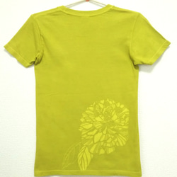ふんわり首元にお花Tシャツ(女性用Sサイズ)～芍薬～ きみどり色 5枚目の画像
