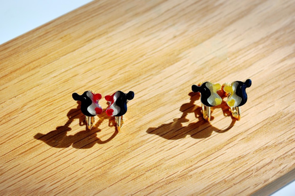 《送料無料》　ホルスタインの顔アップイヤリング -flavorful cows- 3枚目の画像