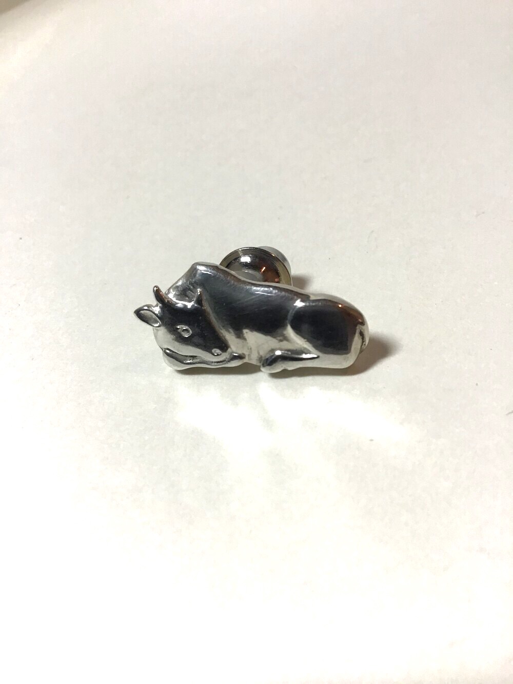 銀の干支ピンバッジ　丑（うし）