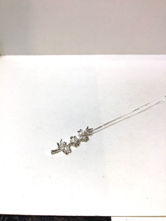 銀のペンダント　桃の花 2枚目の画像