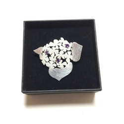 銀の紫陽花ブローチ(アメジスト入) 1枚目の画像