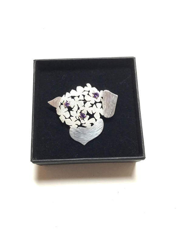 銀の紫陽花ブローチ(アメジスト入) 1枚目の画像