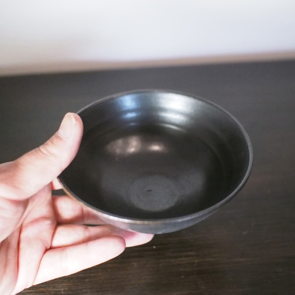 ぴかぴか白いご飯がひきたつ、黒いめし碗。　ｂ1 5枚目の画像