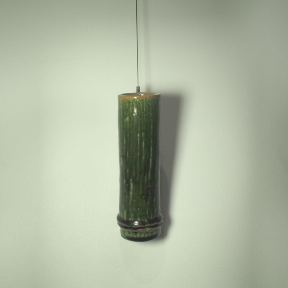 竹をモチーフにした陶器の壁掛け花器。竹掛花 一輪挿し・花瓶・花器