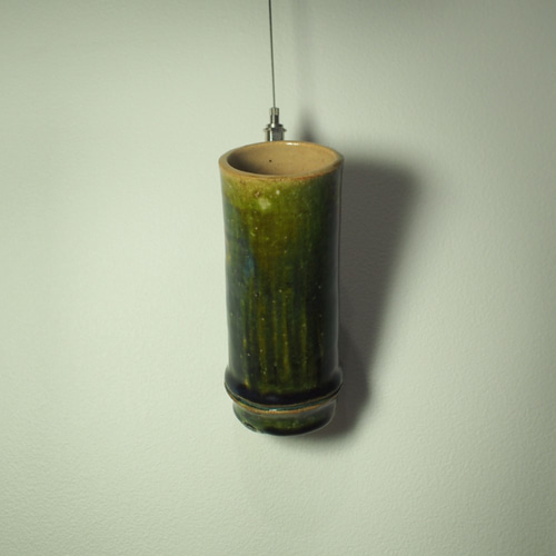 竹をモチーフにした陶器の壁掛け花器。竹掛花 短形 一輪挿し・花瓶