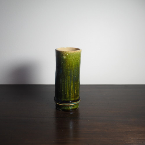 竹をモチーフにした陶器の壁掛け花器。竹掛花 短形 一輪挿し・花瓶