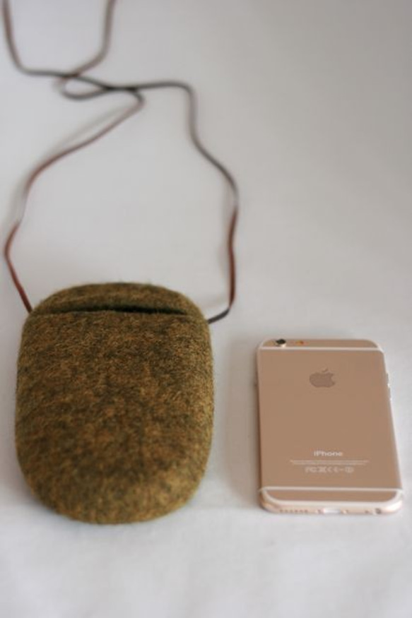 iPhoneポシェット cocoon（限定色・苔色）Lサイズ 1枚目の画像