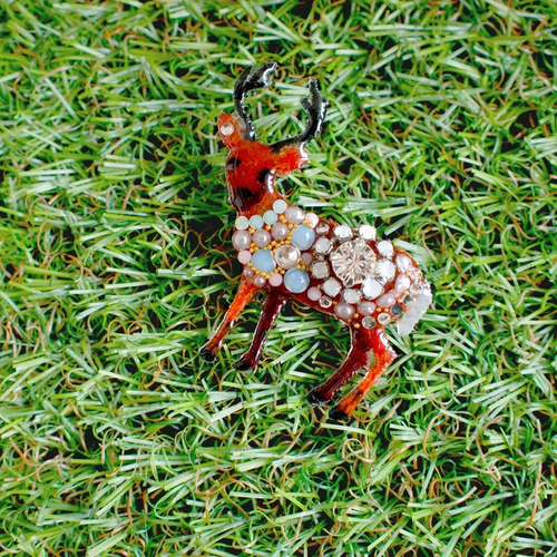 きらきらビジューのトナカイブローチ ブローチ un grenier 通販  