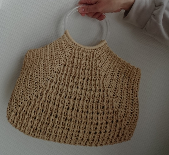 【受注制作】引き上げ模様編みが可愛い！丸持ち手のナチュラルカゴバッグ 6枚目の画像