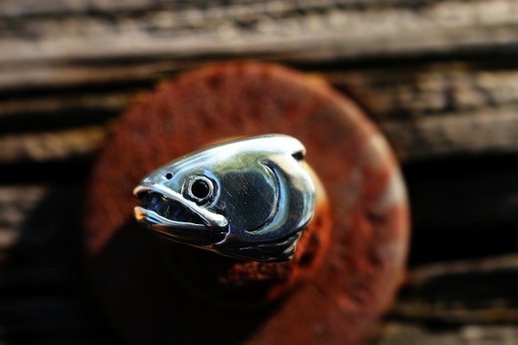 マスの囁きピンバッチ：流麗の渓流魚 　鱒　SV925　魚