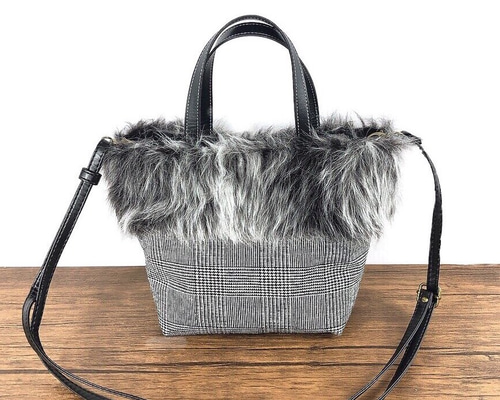 グレンチェック柄ウールとグラデーションロングファーの2WAYトート