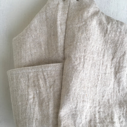 洗い込まれた綾織リネンウールの大きめポケットショルダー（生成り） 2枚目の画像