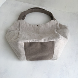 洗い込まれた綾織リネンウールの大きめポケットショルダー（生成り） 3枚目の画像