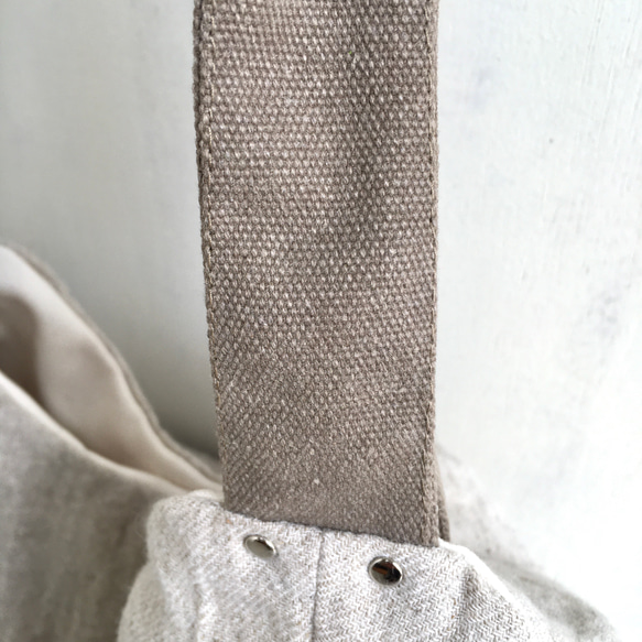 洗い込まれた綾織リネンウールの大きめポケットショルダー（生成り） 5枚目の画像