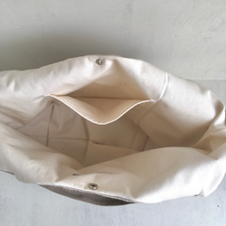 洗い込まれた綾織リネンウールの大きめポケットショルダー（生成り） 6枚目の画像